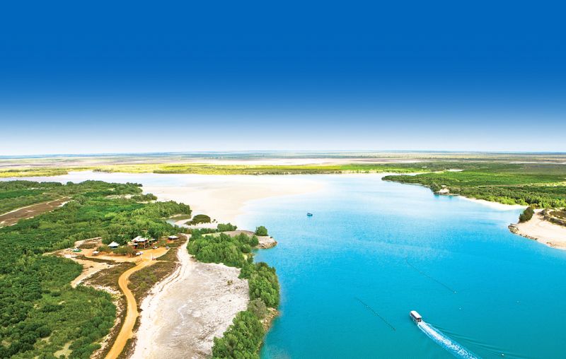 Pearls and Coast Scenic Helicopter Flight and Pearl Farm Tour with Lunch
